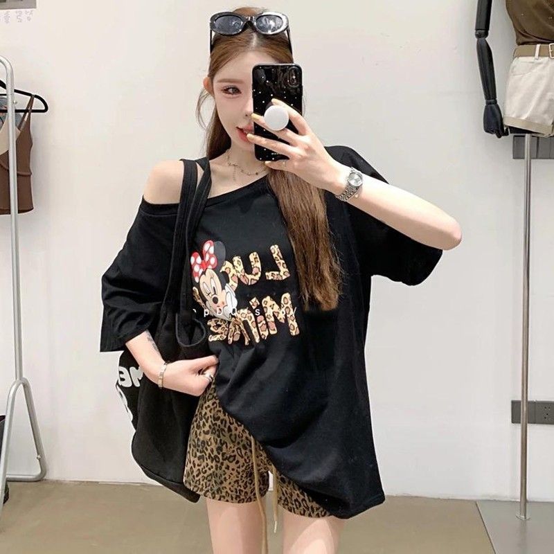 ดีไซน์เปิดไหล่เสื้อยืดตัวใหญ่ ทรงหลวม สไตล์เกาหลี ใส่ง่าย แฟชั่นเสื้อยืด สาวอวบ คอกว้าง ผ้านิ่มใส่สบาย ปาดไหล่ได้แขนสั้น
