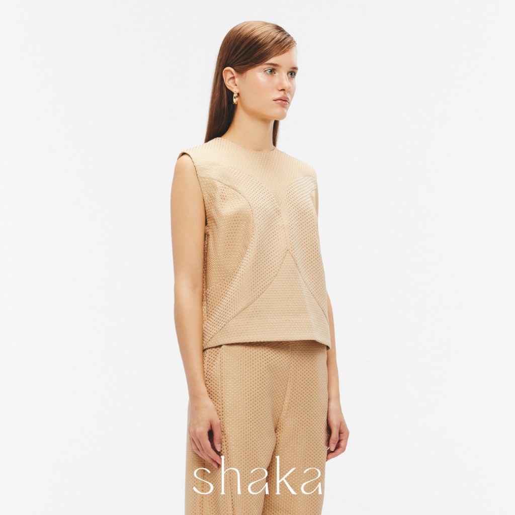 Shaka SS25 Orbit Top เสื้อเบลาส์ ผ้าทอแจ็คการ์ดแขนกุด ตัดต่อสลับหน้าผ้า (BROWN) BL-8250505 — صورة 6