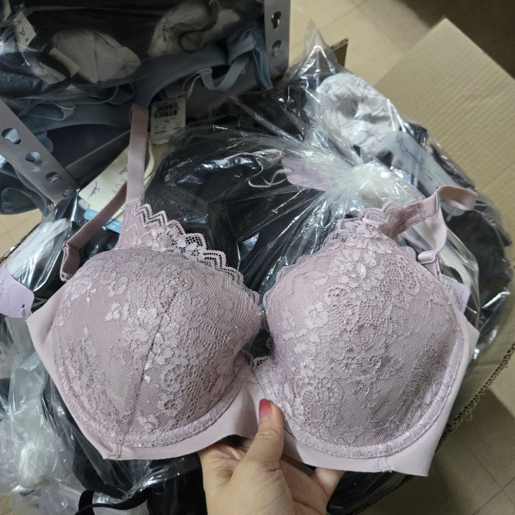 Sabina หัส SBD9005VL สีม่วง  เสื้อชั้นใน Seamless Fit รุ่น Perfect Bar  สินค้าราคาพิเศษ เคลียร์สต๊อก