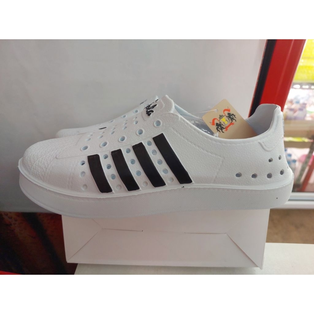 รองเท้าผ้าใบยาง (สีขาว) รองเท้าสวมหุ้มส้นคัทชูไฟล่อนสีสดใส เบอร์ 39-44 Marco Pon