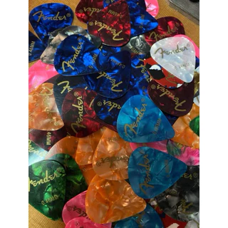 Pick Guitar Fender ทรงหยดน้ำสามเหลี่ยมมี2 ขนาด0.46กับ0.71 ให้ลูกค้าเลือกตามที่ถนัดนะคะงานเขาจะเหนียว ทนทานแข็งแรง