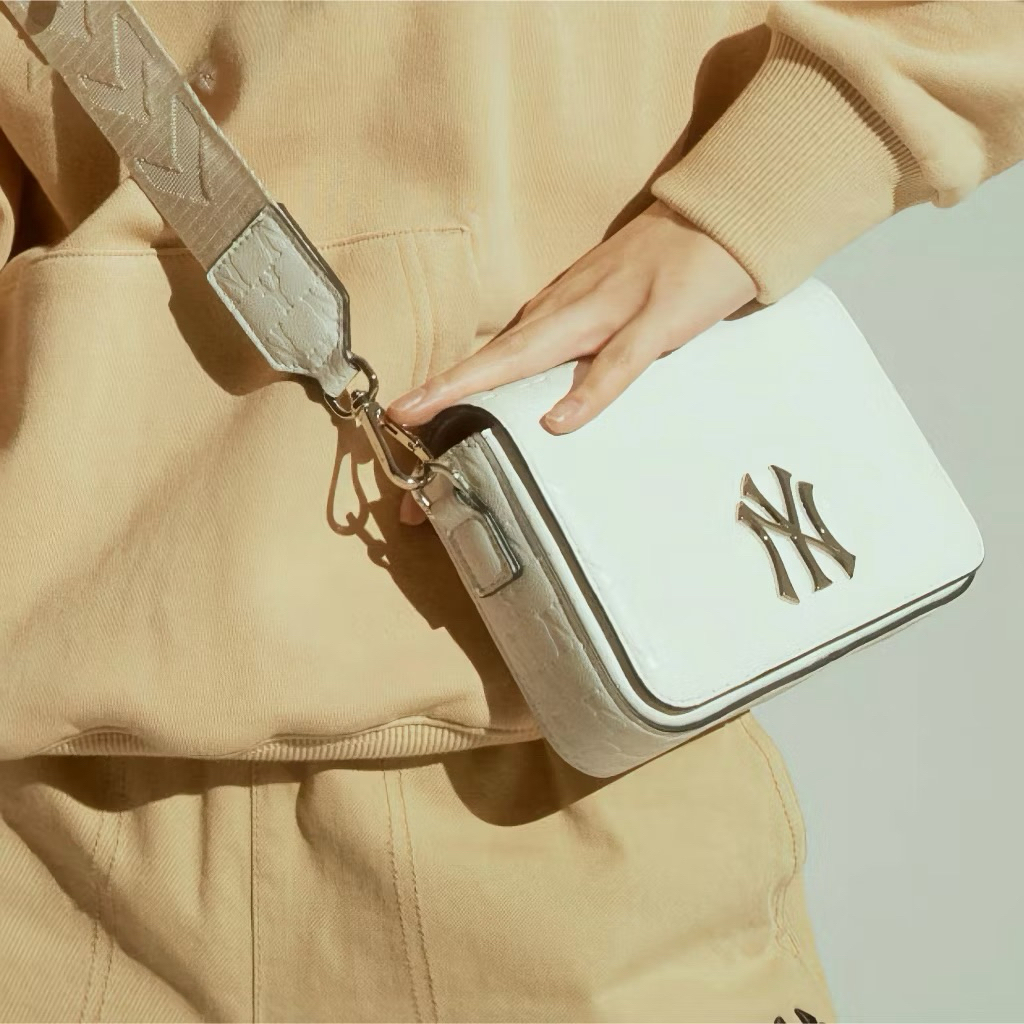 MLB (พร้อมส่ง) กระเป๋าMLB MONOGRAM DIA EMBO MINI CROSS BAG กระเป๋าสะพายข้าง กระเป๋าNY