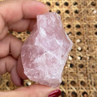 ‼️พร้อมส่งใน🇹🇭‼️Rose quartz โรสควอตซ์ดิบ ช่วยส่งเสริมความรักความเมตตา, เสริมเสน่ห์ให้ผู้ครอบครอง ขนาดหิน 2-5 ซม