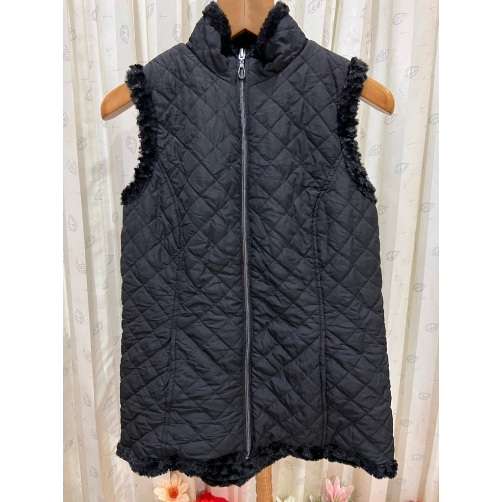 เสื้อกั้กสีดำ โคตรคุ้ม ใส่ได้ 2 ด้าน บุนวม และขนนุ่มกำมะหยี่ มีกระเป๋า2ข้าง สวย ดูดี ไหม่ ไม่มีตำหนิ