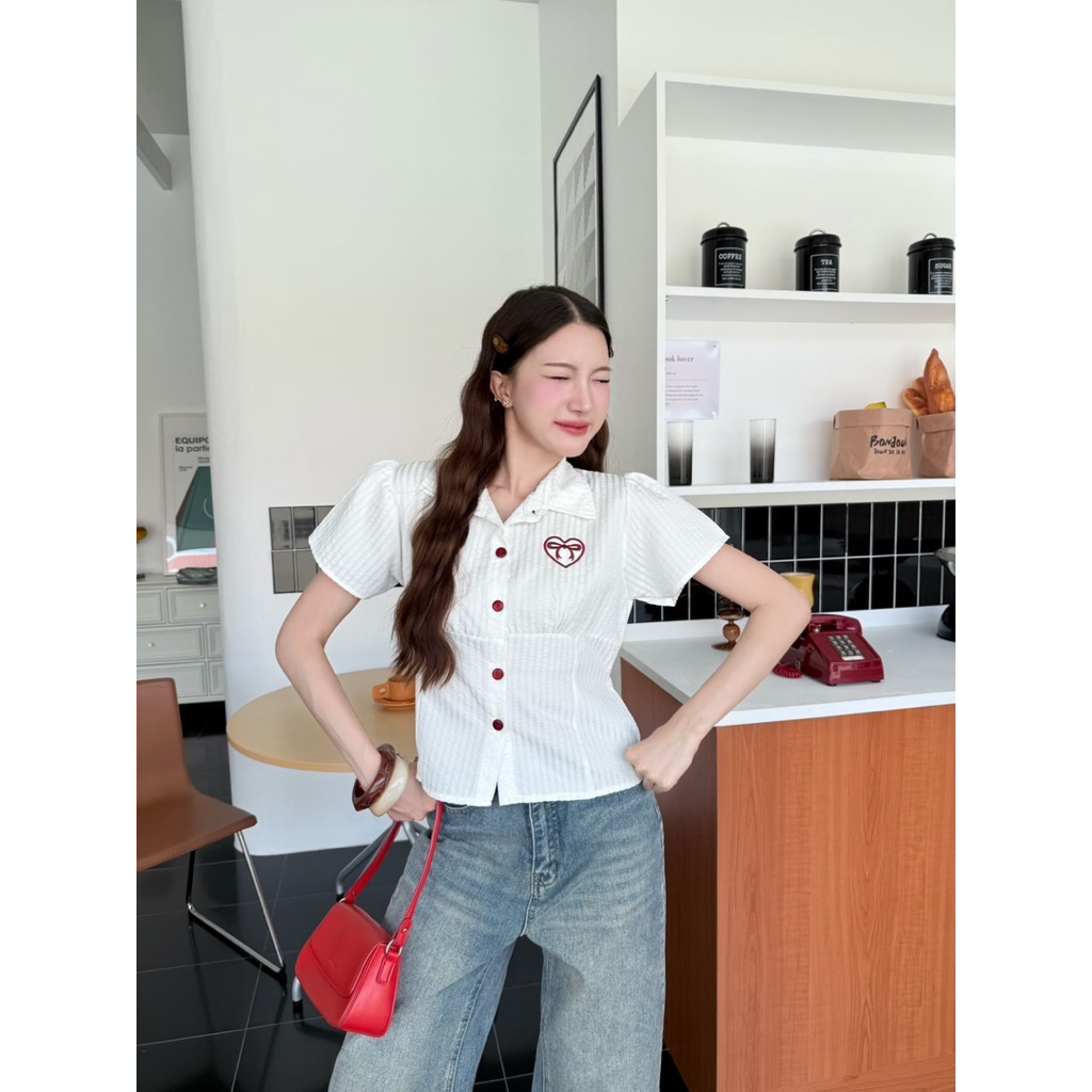 KORRA ·͜·♡เสื้อเชิ้ตคอปกลายริ้ว🤎ปักหัวใจโบว์✨ด้านหลังมีโบว์ผูกเข้ารูป งานสวยใส่แล้วน่ารักมากๆ 📸🫧 - รูปที่ 5