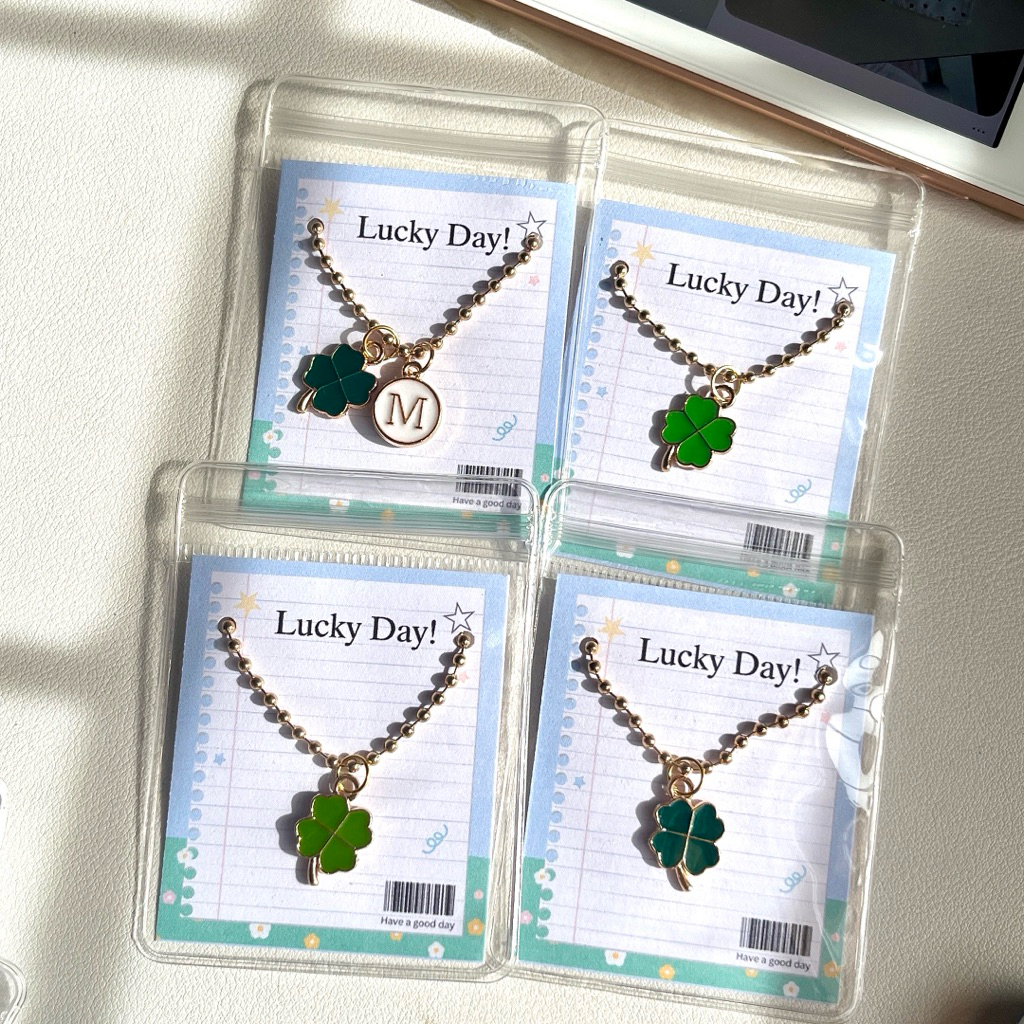 [🚨สินค้าใหม่ราคาพิเศษ ] พวงกุญแจใบโคลเวอร์  จี้โลหะ  Lucky Day🍀