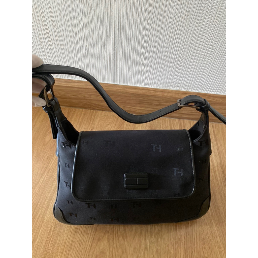 Tommy Hilfiger มือสองเหมือนใหม่. ขึ้นไหล่