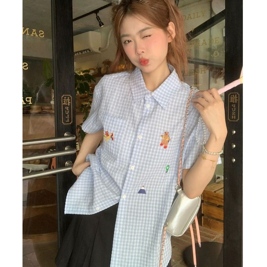 เสื้อเชิ้ตแขนสั้นลายปักทรงหลวมสีน้ำเงิน สวมใส่สบายและทันสมัย เข้ากับหลากหลายสไตล์