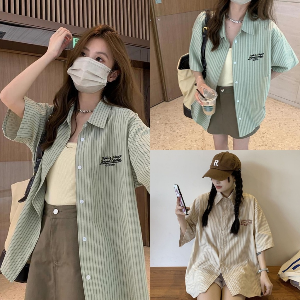 Blossom Closet🍏เสื้อเชิ้ตผู้หญิง เสื้อเชิ้ตลายทาง ปักตัวอักษร ทรงหลวม ใช้งานได้หลากหลาย