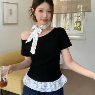 Paula พร้อมส่ง🌴เสื้อยืดแขนสั้น🌴เปิดไหล่ข้างเดียว แถมโช้คเกอร์ ผ้าพันคอลายจุดสไตล์เกาหลี เสื้อปาดไหล่ ดีเทลเย็บชายระบาย