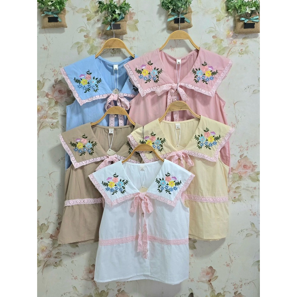 •NN• เสื้อแขนกุด คอปกปักดอกไม้ ชายแต่งลูกไม้นุ่ม สีชมพูหวานๆ กระดุมมุกทอง แต่งคาดลูกไม้ช่วงเอว ผ้าคอตตอน