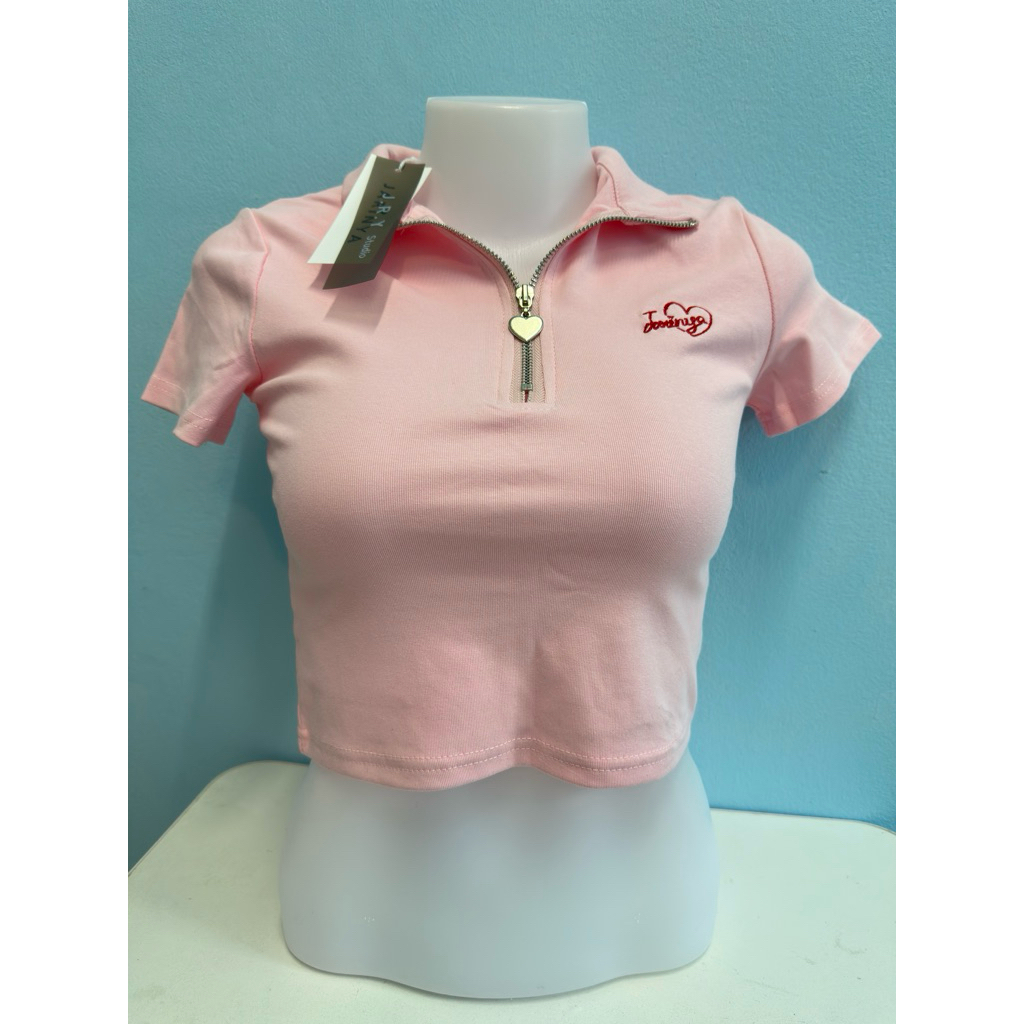 ♻️ส่งต่อ♻️ JARINYA เสื้อโปโลครอปแขนสั้นแต่งซิป ปัก Jarinya หัวใจ