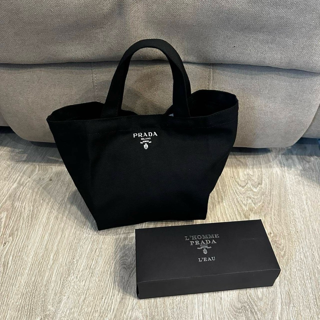 กระเป๋าผ้า Prada premium gift ของแท้ พร้อมส่ง!!! จาก กทม.