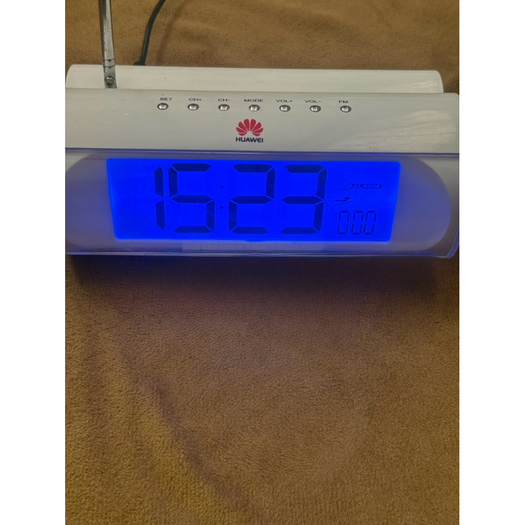 นาฬิกาตั้งโต๊ะและวิทยุ huawei