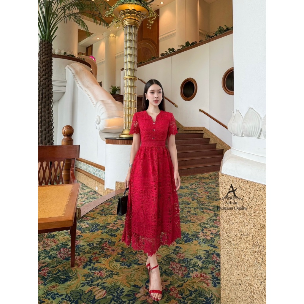 ALICIA BRAND ALC025 ชุดเดรสยาวลูกไม้แขนสั้น คอกลมผ่ารูปตัววี