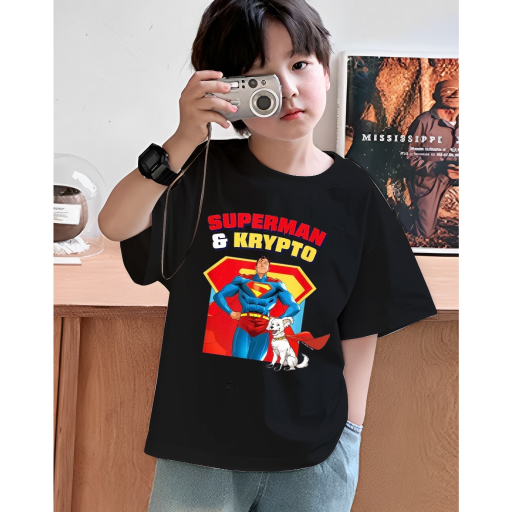 2025 Movie SUPERMAN S-Shield Children's T-shirt SUPERMAN Baju  Cotton รูปแบบ เหมาะสำหรับทั้งชายและหญ