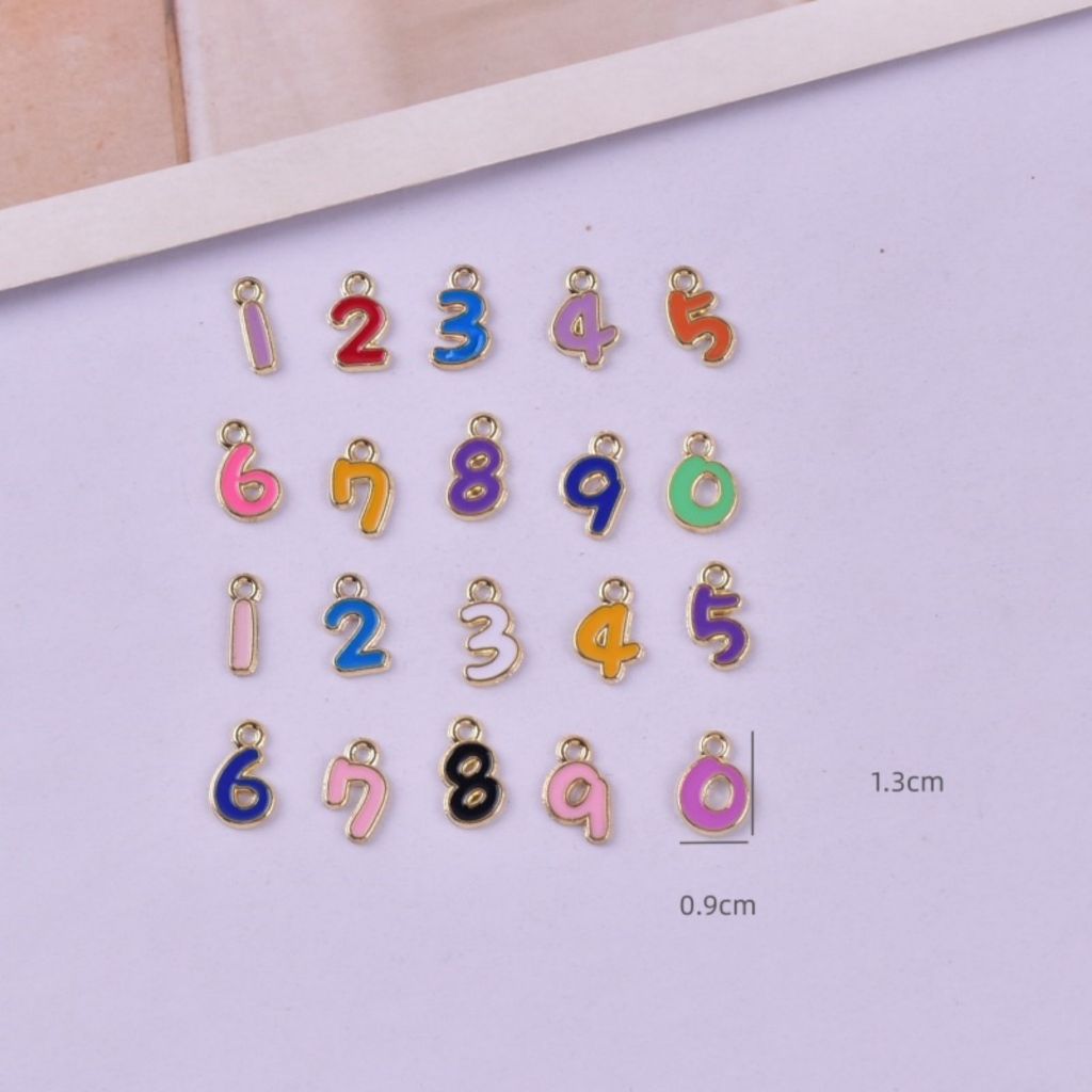 จี้ ตัวเลข โลหะอัลลอยด์ ขอบทอง ความสูง 13mm คละสี ราคาต่อ 1 ชิ้น เลือกตัวเลข