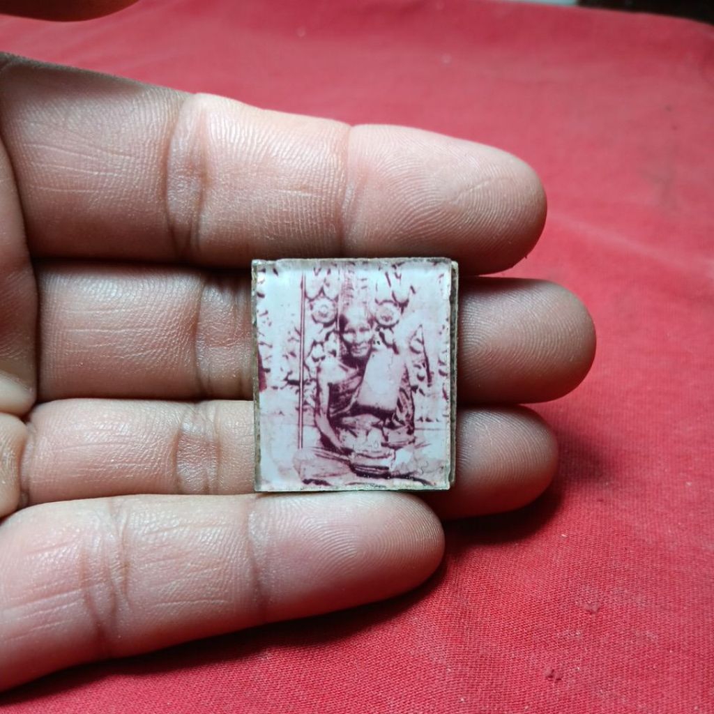 รูปถ่ายอัดกระจกเก่าหลวงปู่ศุขวัดปากคลองมะขามเฒ่าแบ่งบูชา300บาท
