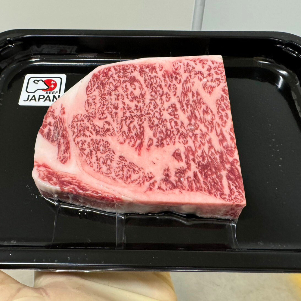 เนื้อวัวพรีเมี่ยม สันนอก วากิวญี่ปุ่น A5 สเต็ก Japanese Wagyu Striploin A5 Steak - รูปที่ 2