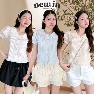 Muffin : เสื้อคอบัวปกแขนจั้มตุ๊กตา แต่งขอบชายระบาย งานกระดุม…