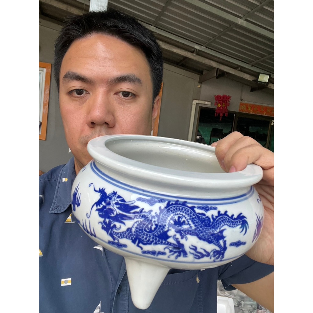 กระถางธูปลายมังกรสีครามสามขา ขนาด17.5cm ปากกว้าง 15 ซม. สูง 11 ซม.