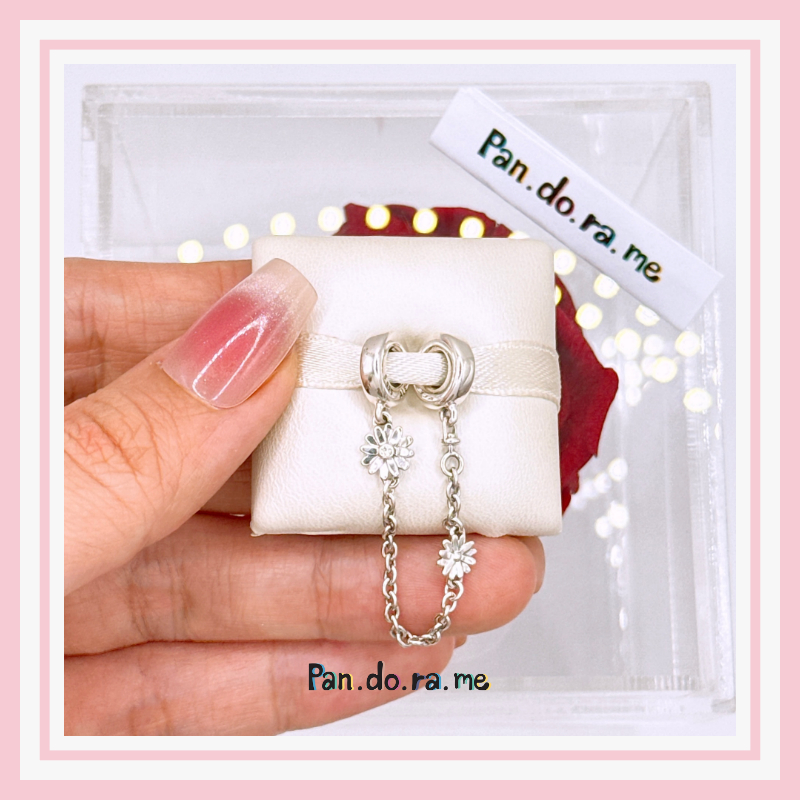 [พร้อมส่ง สินค้าแท้ 💯] แถมกล่อง  เซฟตี้เดซี่ Daisy Flower Safety Chain Charm (5 cm.)