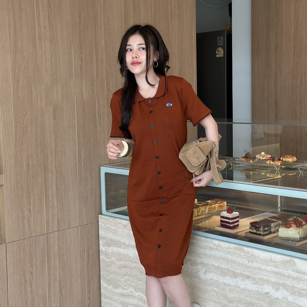 🌈SpinnyHouse🌈เดรสไหมพรม เดรสคอกลมแขนสั้น แต่งกระดุมหน้า ปักโลโก้สวยเก๋ เนื้อผ้าไหมพรมนุ่มยืด สาวอวบใส่ได้ รุ่น เปิดตัว - รูปที่ 5