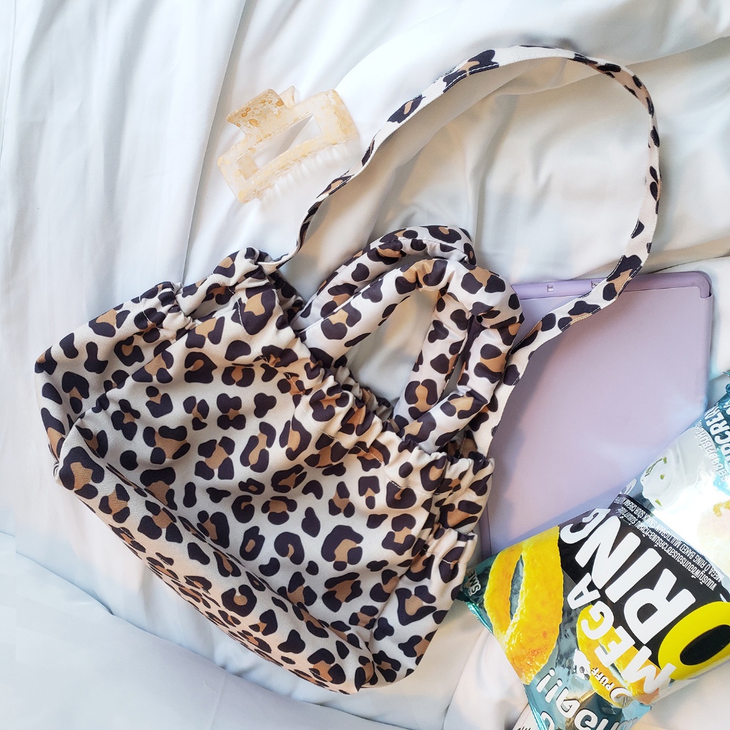 Hello Daisy- Mini Pumpkin bag  ลายเสือ leopard  ขอบยางยืดใบเล็กมินิ ใส่ IPad  11 นิ้ว