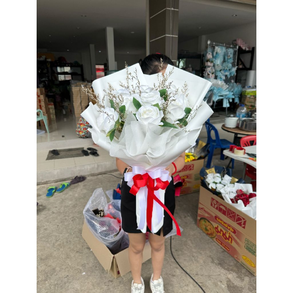 ช่อดอกกุหลายโทนสีขาว 5-7-9 ดอก ช่อรับปริญญา วันเกิด ปัจฉิม