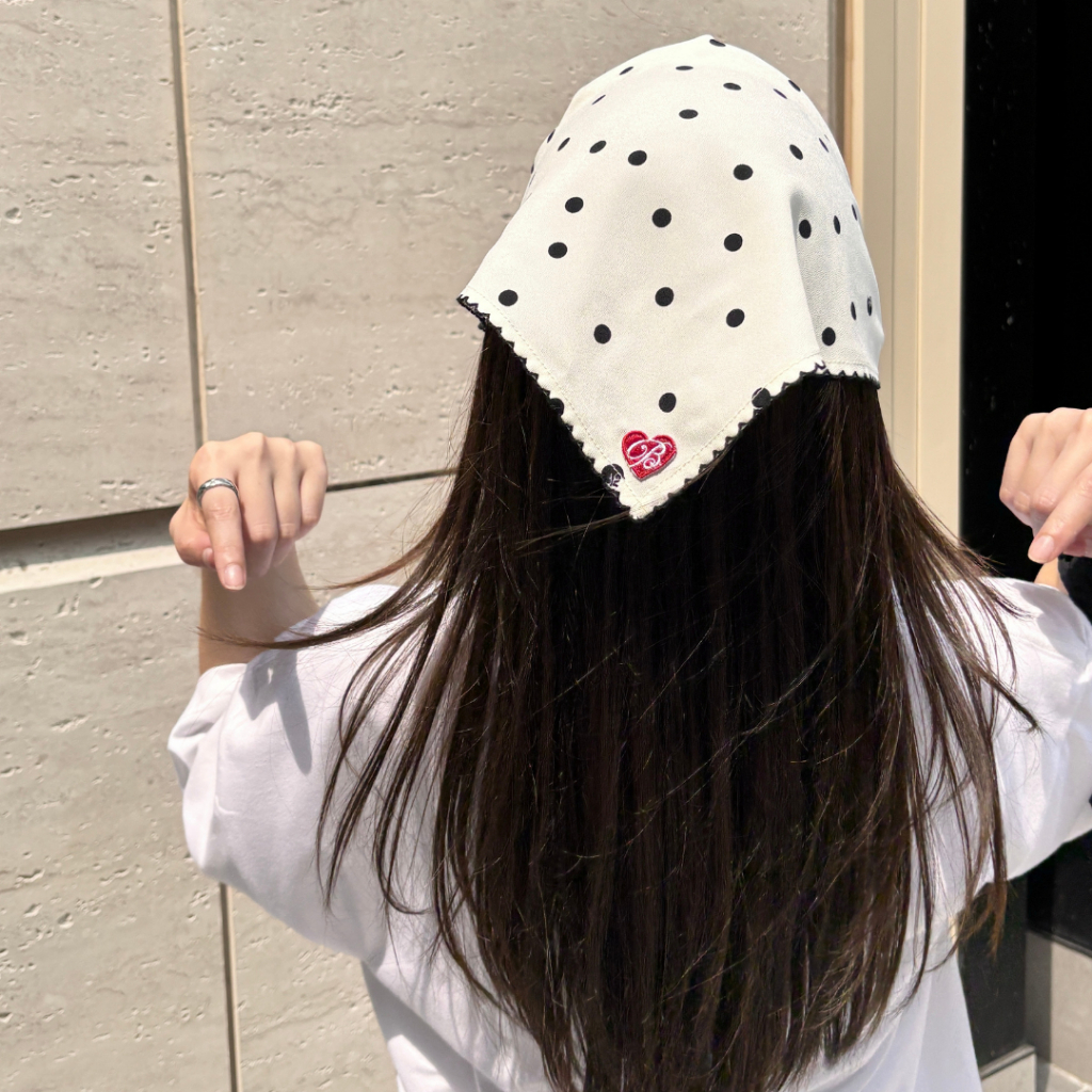 baae - polkadot scarf ผ้าพันคอลายจุดดีเทลโลโก้หัวใจ (สินค้าพร้อมส่ง)