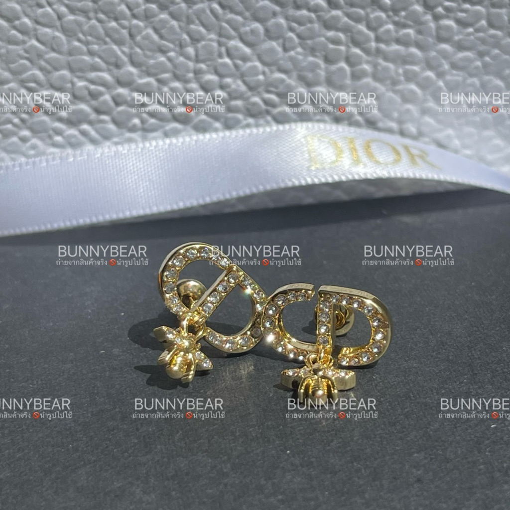 ต่างหู CD BEE ด้านหลังปั้มชื่อแบรนด์