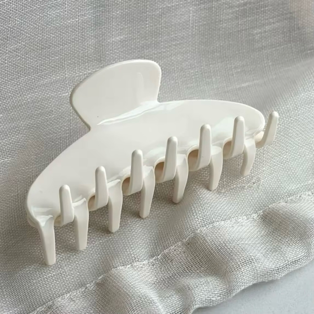 gleametoile - Yoko hair claw clip in White✨🤍