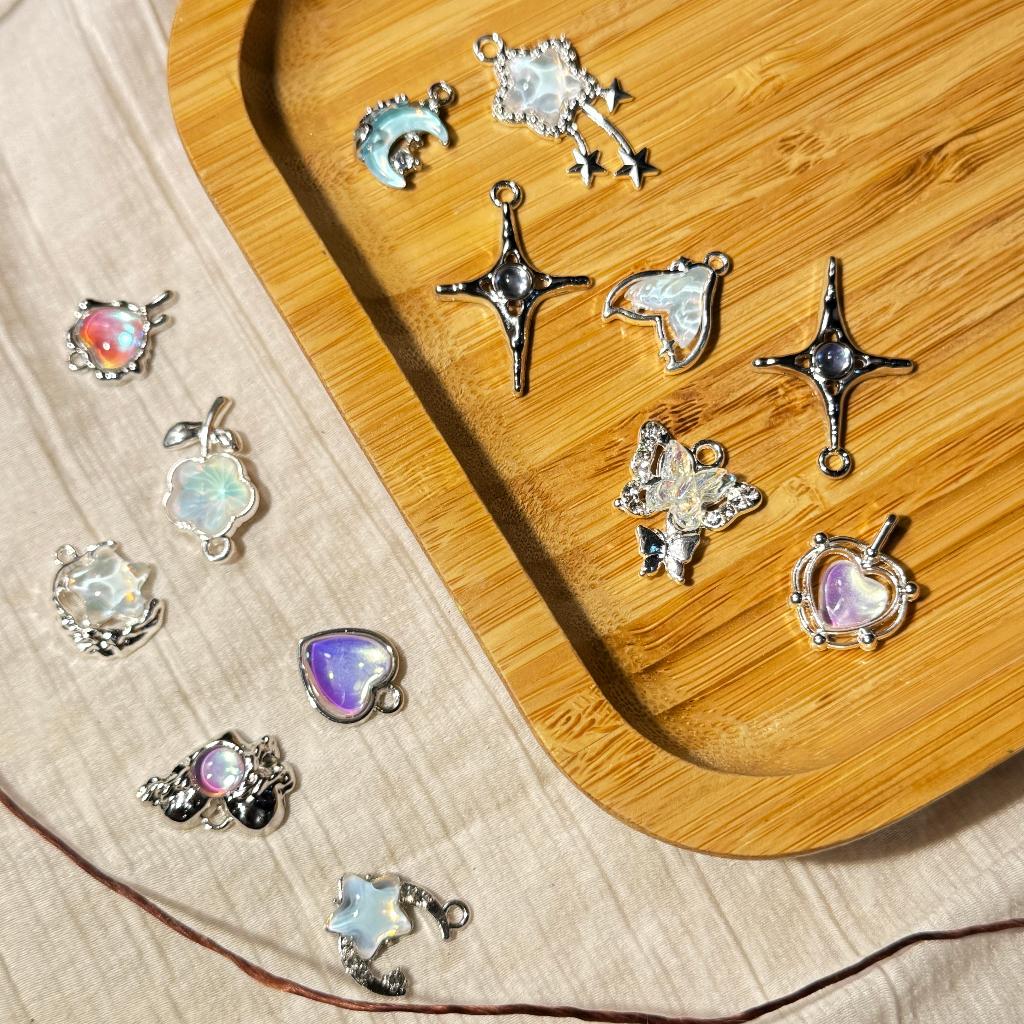 (มีส่งด่วน!!) จี้เงินแบบห้อย แนวแฟนตาซี สะท้อนแสง  y2k ขนาด 12-20mm  ราคา/ชิ้น สินค้าจัดส่งจากประเทศ