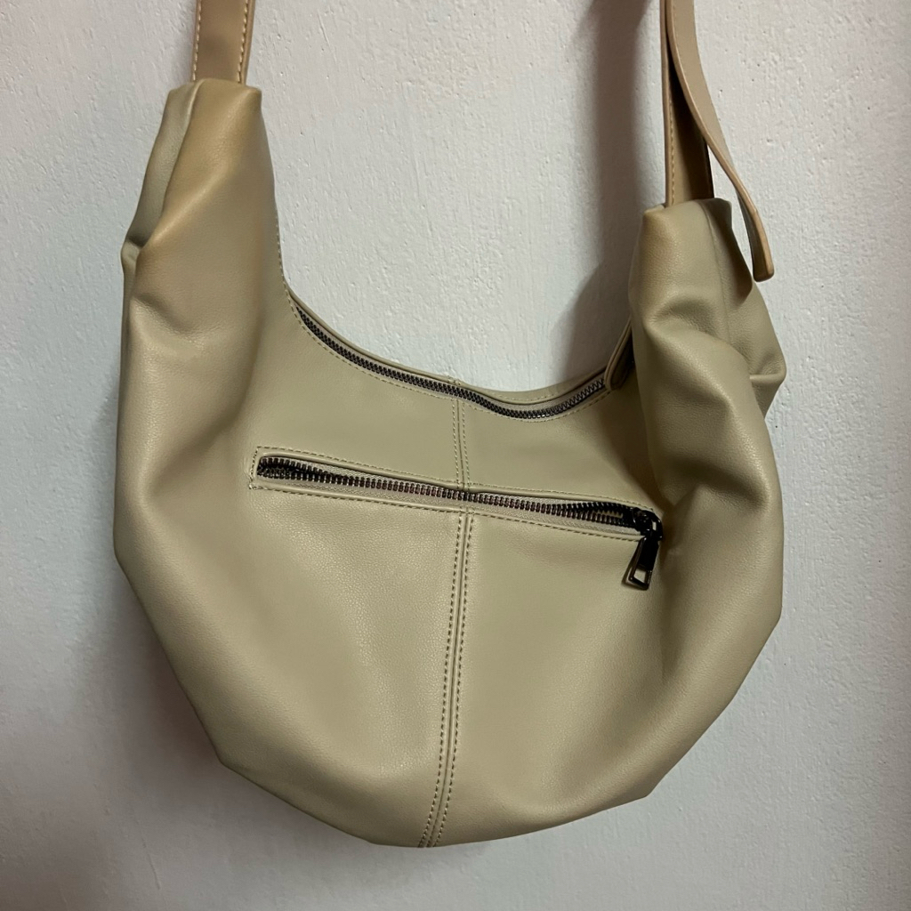 (มือสอง) กระเป๋า just in case ปรับสายได้ สีเขียวอ่อน