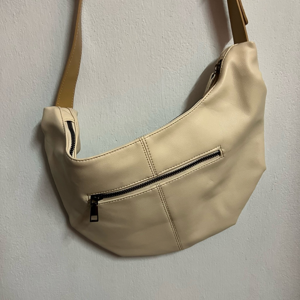 (มือสอง) กระเป๋า just in case ปรับสายได้ สีครีม