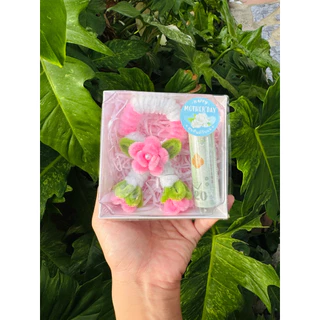 ของขวัญวันแม่กล่องใส่เงิน1ใบ มาลัยกำมะหยี่เป็นเข็มกลัด สามารถนำไปใช้งานได้ค่ะ
