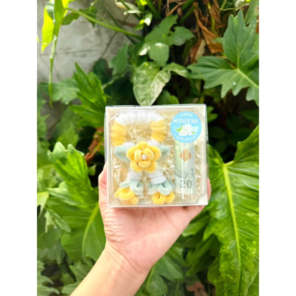 ของขวัญวันแม่กล่องใส่เงิน1ใบ มาลัยกำมะหยี่เป็นเข็มกลัด สามารถนำไปใช้งานได้ค่ะ