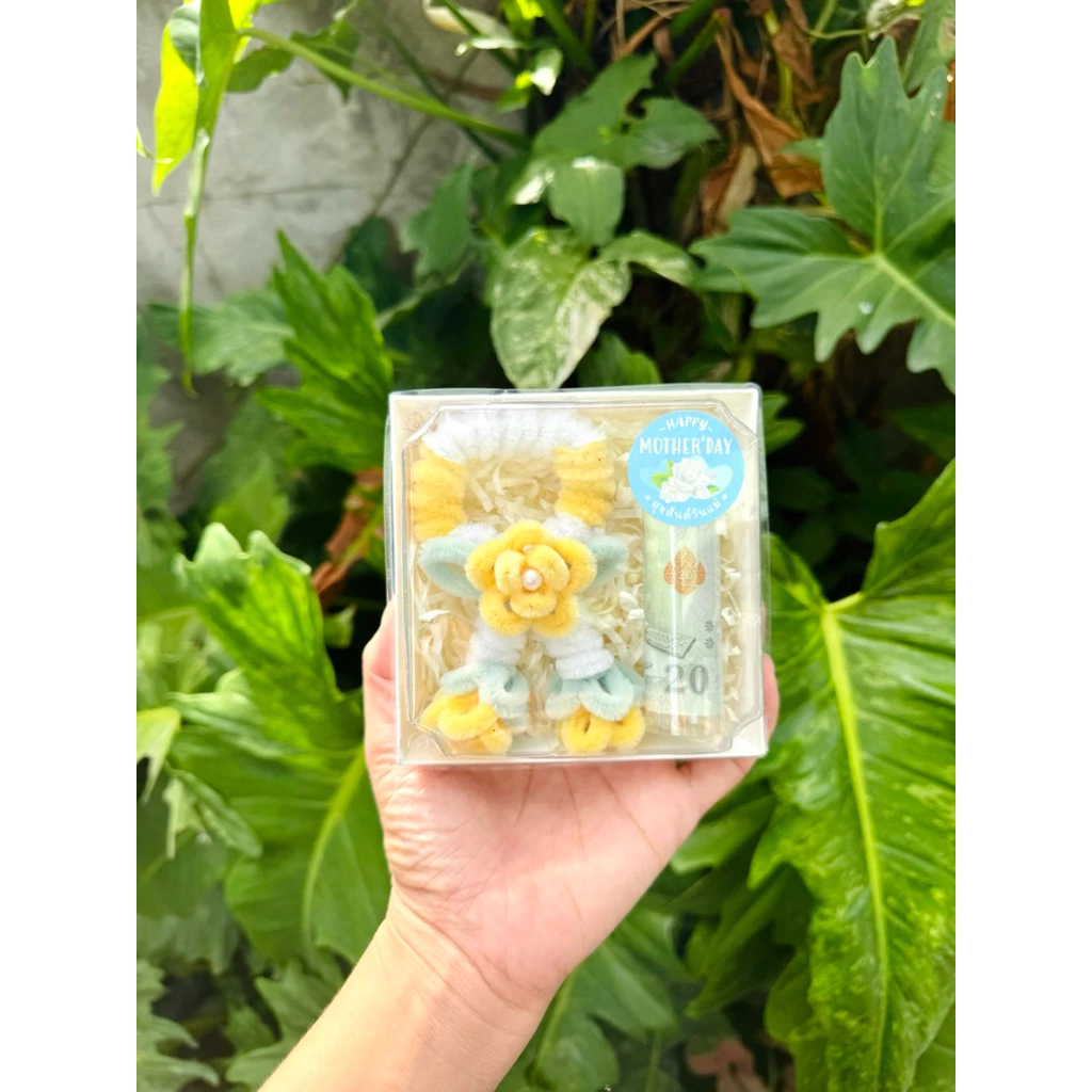 ของขวัญวันแม่กล่องใส่เงิน1ใบ มาลัยกำมะหยี่เป็นเข็มกลัด สามารถนำไปใช้งานได้ค่ะ