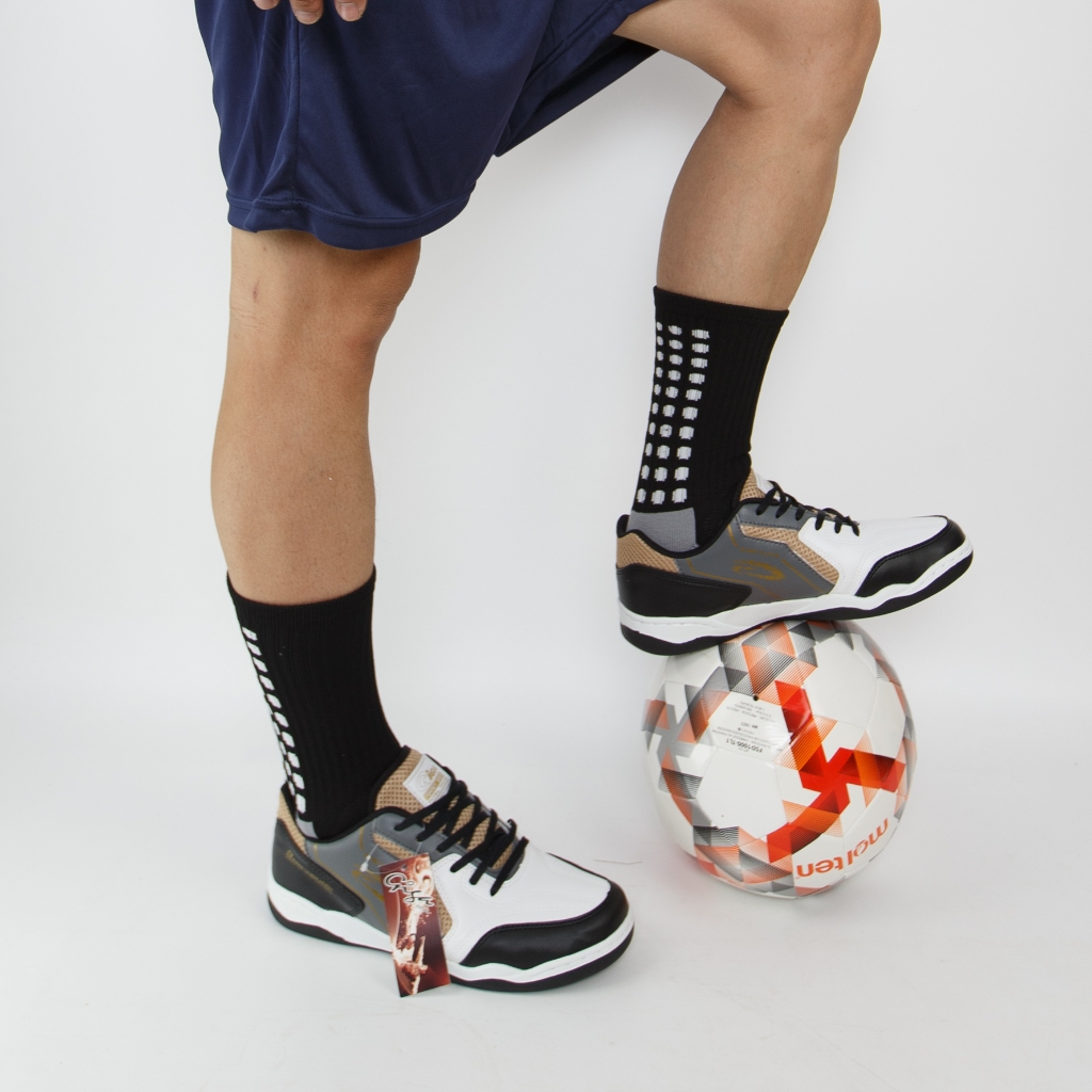 [ฟรีถุงเท้ากันลื่น]รองเท้าผ้าใบรองเท้าฟุตซอล GIGA (FG424) ฟรี! ดำพื้นขาว 1 คู่ งานไทยของดีคุ้ม