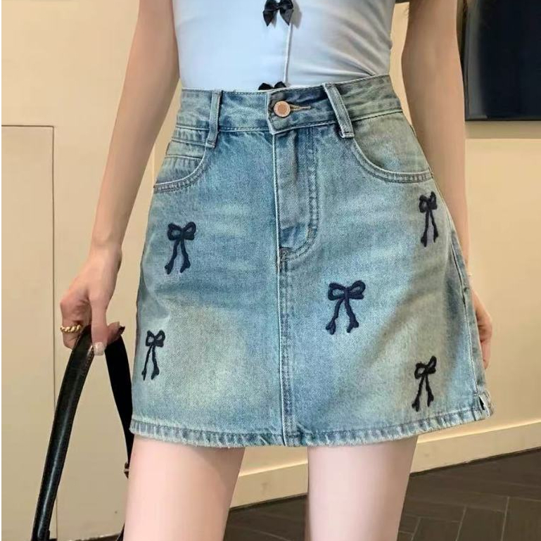 โบว์ งานปัก ฟ้าอ่อน กระโปรงยีนส์ เอวสูง เผยผอม กระโปรงสั้น เหมาะกับหุ่นทรงลูกแพร