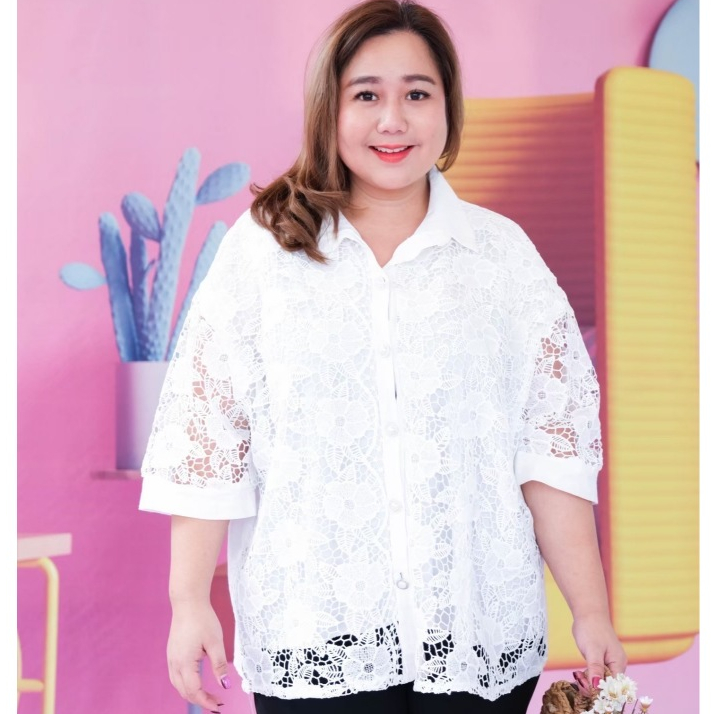 เสื้อลูกไม้สีขาว เสื้อลูกไม้กระดุมคอปกสีขาวหลังผ้าลินิน เสื้อคนแก่ใส่งานบุญ รอบอก52-54-56ยาว26นิ้วฟรีไซส์มี