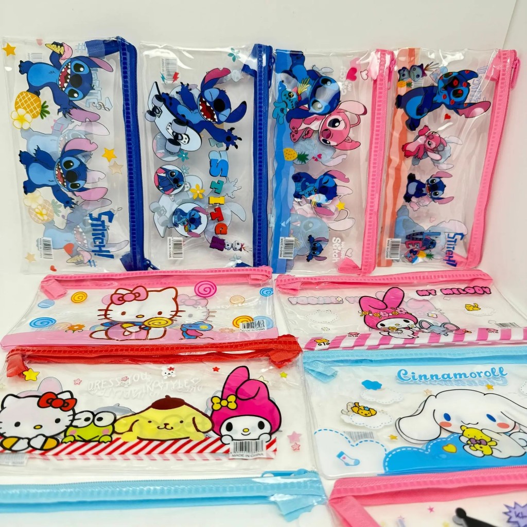 🔥 แพ็ค 12 ใบ สุ่มลายการ์ตูน7513🔥กระเป๋าA6ซิปพลาสติกใสใส่ดินสอ ซองใส่เครื่องเขียน กันน้ำ สีสันสดใส โรงเรียน