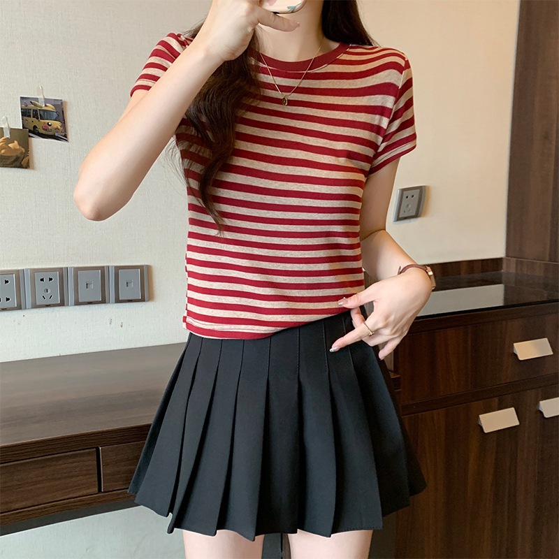 เสื้อยืดคอกลมแขนสั้นลายทางสำหรับผู้หญิง ทรงเข้ารูป รูปที่ 4