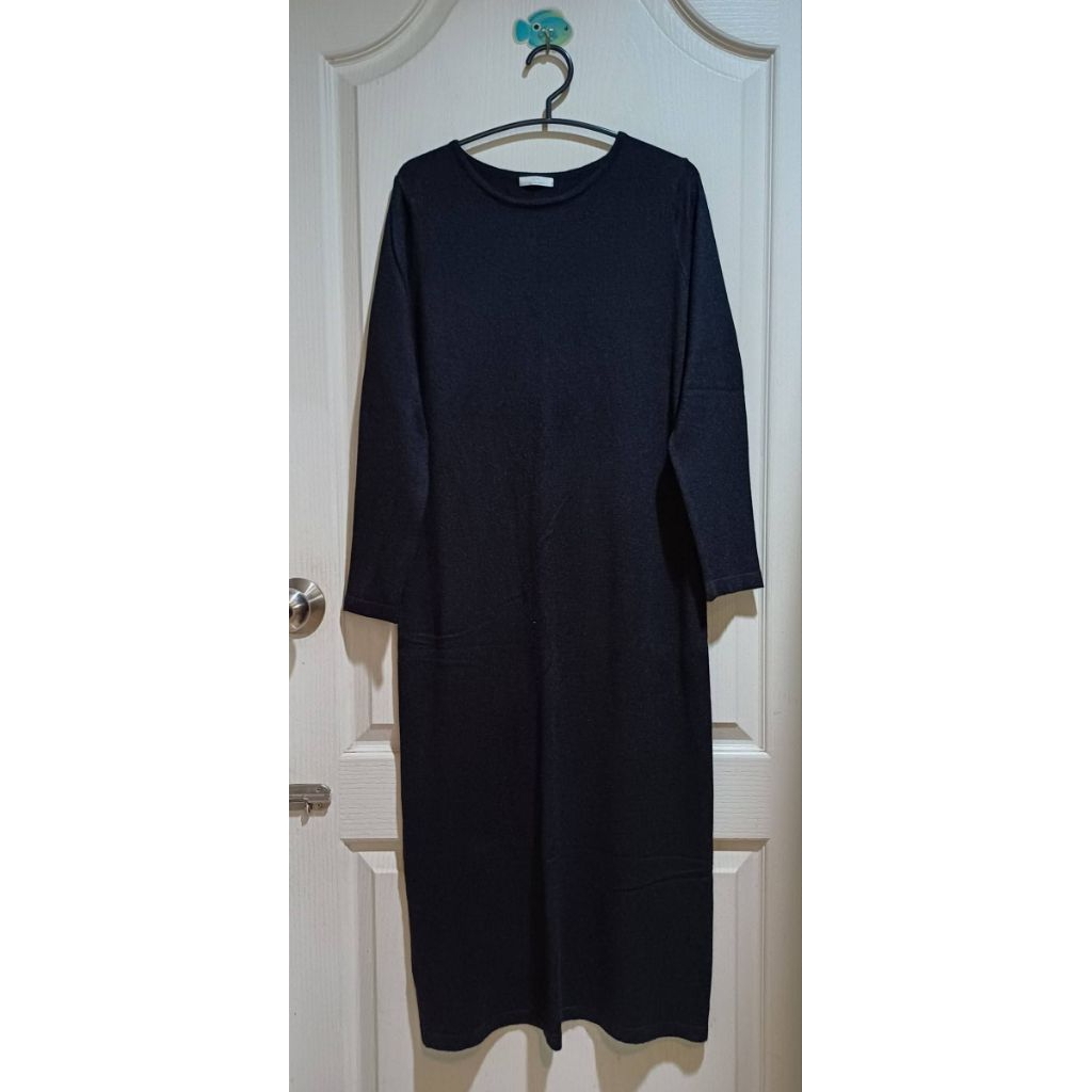 ITEMS Urban research เดรสไหมพรมเนื้อนุ่มมาก สีดำสนิท
สภาพใหม่มาก 

