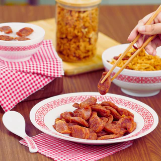พรทิพย์ กุนเชียงเชือกแดง ขนาด 450-900 กรัม สูตรมันกลาง (มัน 12%) เนื้อหมูล้วน ไม่ผสมไก่ ไม่ใส่สีและดินประสิว