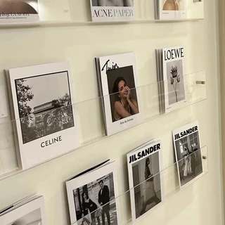 ชั้นวางหนังสือติดผนังอะครีลิค ชั้นวางแผ่นเสียงติดผนังอะครีลิคของร้าน ประตู ทางเดิน นิตยสาร โปรโมชั่น