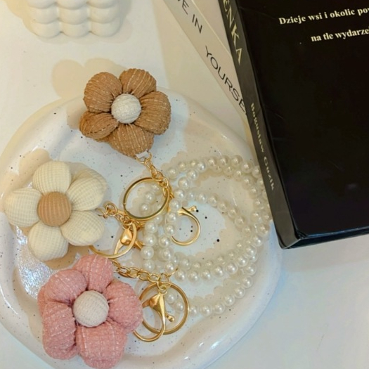 buyplus001 พวงกุญแจ จี้ดอกไม้ สายประดับลูกปัดไข่มุก น่ารัก สำหรับห้อยกระเป๋า พร้อมส่งในไทย  Q-222