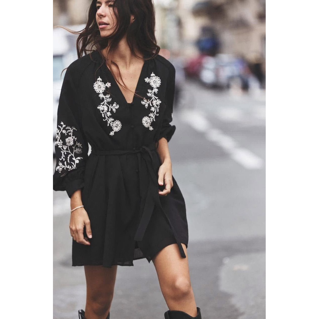 Zara ชนช็อปมินิเดรสสีดำคอวีลายปัก