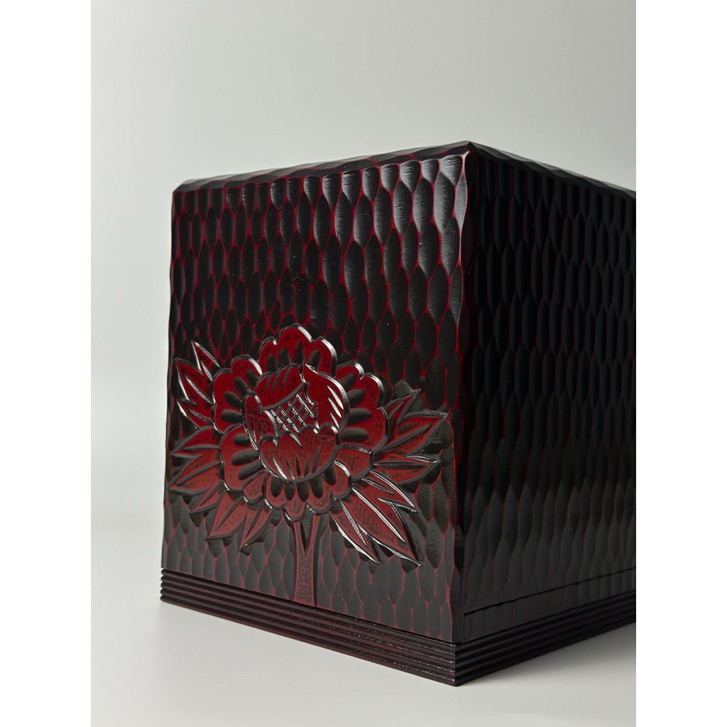 ถังขยะไม้ งาน Kamakura-Bori แกะสลัก-ทาแลกเกอร์ Urushi ลายดอกโบตั๋น