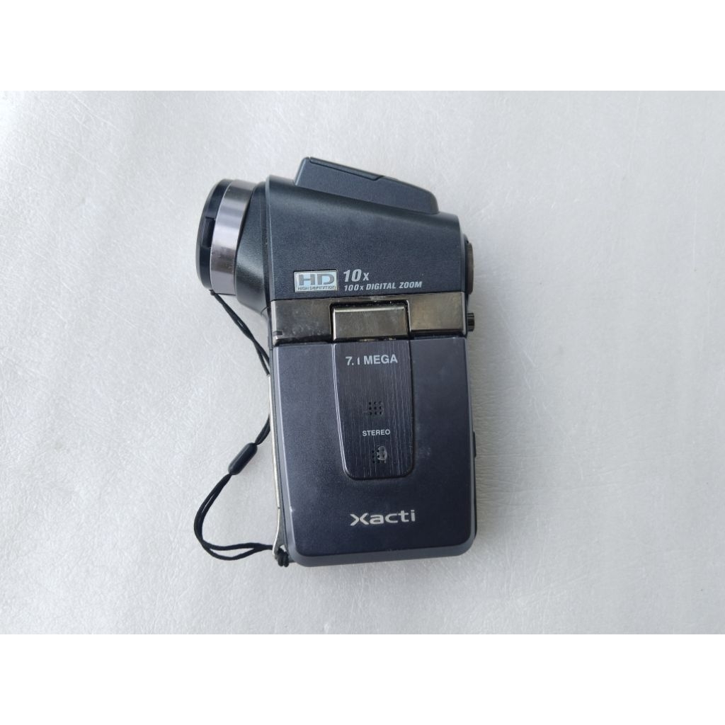 กล้อง Sanyo xacti dmx-hd2 (ได้เฉพาะตัวเครื่อง)​ไม่มีแบตเทส สภาพส-วย เลนส์มีจุดรา ไปซ่อม​ ศึกษา​ spar